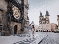 Prag’da Küçük ve Samimi Düğün: 10–30 Kişilik Rehber Prag'da çift fotoğraf çekimi (3)
