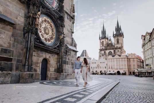Prag’da Evlilik Teklifi: Baştan Sona Planlama Rehberi Prag'da çift fotoğraf çekimi (3)