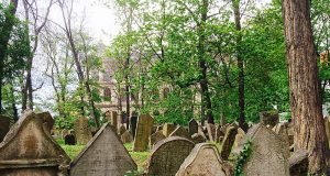 Prag Eski Yahudi Mezarlığı: Tarihin Sessiz Tanıkları Prag Eski Mezarlığı: Tarihin Sessiz Tanıkları